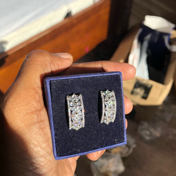 Silver diamond finish studs - Picture 11 of 11